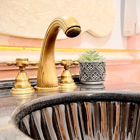 Refined Living, Iconic Address - Calea Victoriei Apartman Bukarest